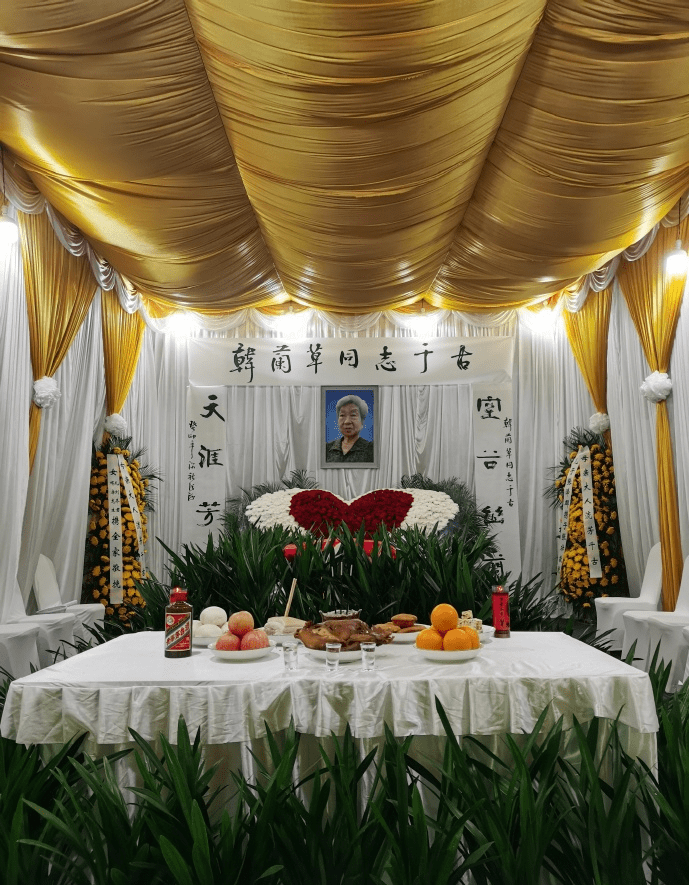 值得注意的是,在最后一张照片上的花圈上,挽联写着"儿泽群携子壮壮