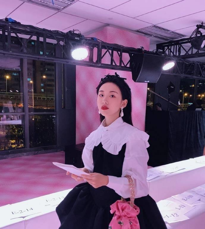 阿沁晒迪士尼游玩照,同行男子"撞脸"前任刘阳,众人傻傻分不清_半藏