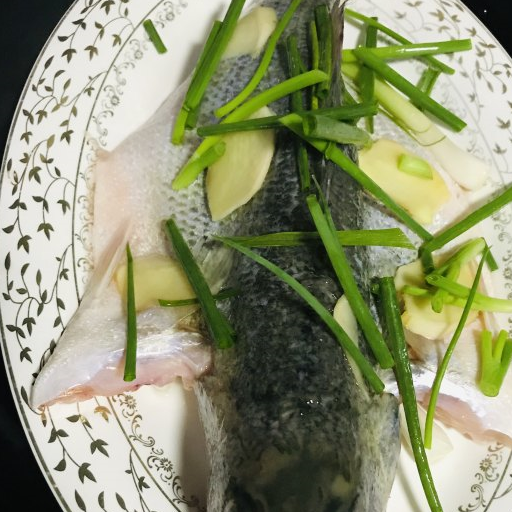 清蒸加州鲈,肉质鲜嫩肥美,清蒸也很入味_香菜_热油_白糖