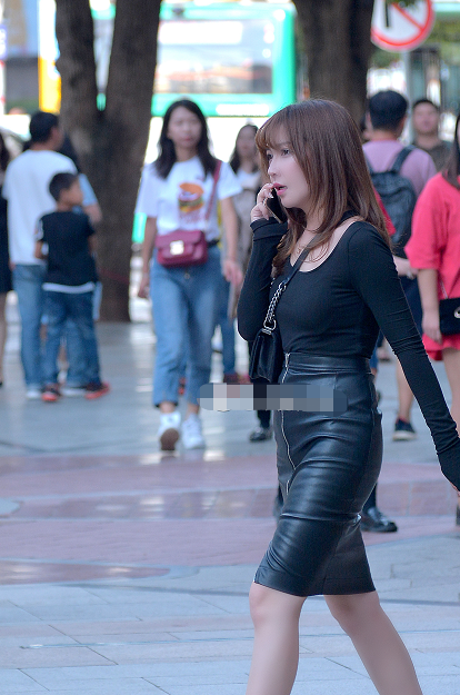 街拍:美女穿紧身衣出镜,腰细腿长很"性感",走到哪儿都出众!