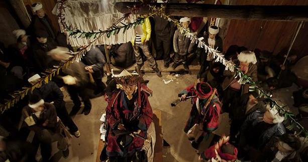 作为中国古代服饰文化的重要部分,楚国女性日常服装有哪些特征?