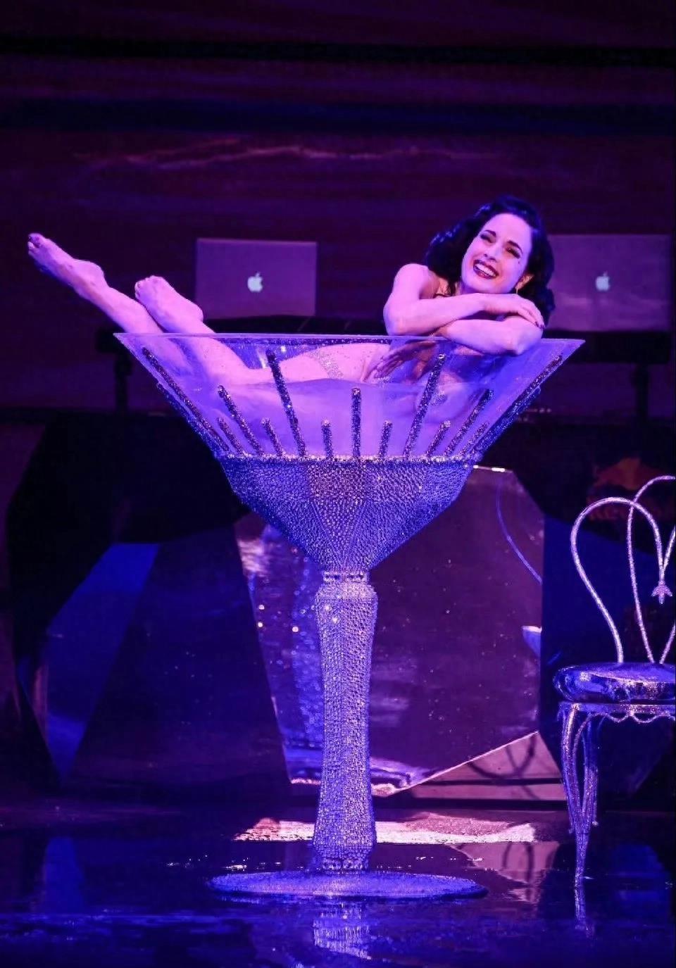 世界最贵舞娘蒂塔·万提斯疯马秀香槟浴名场面即将被顶流女星挑战