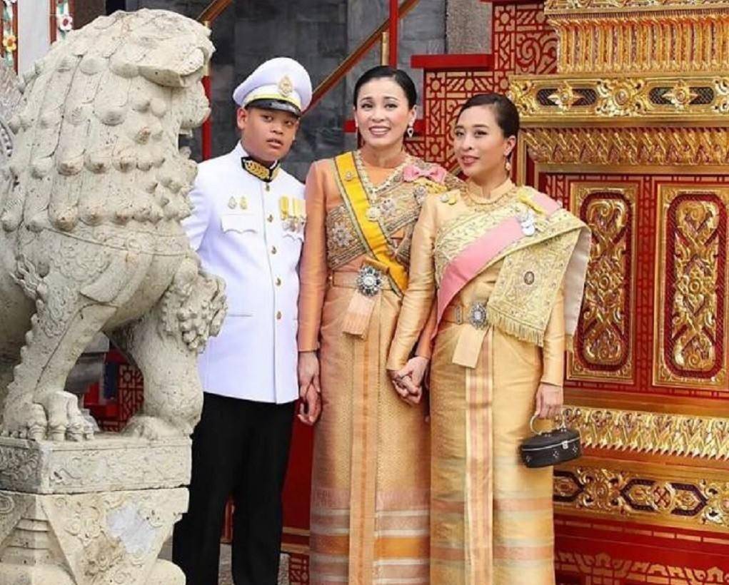 泰王带20嫔妃德国避疫归来颁赐物资,一生风流无情,后宫生活混乱_拉隆