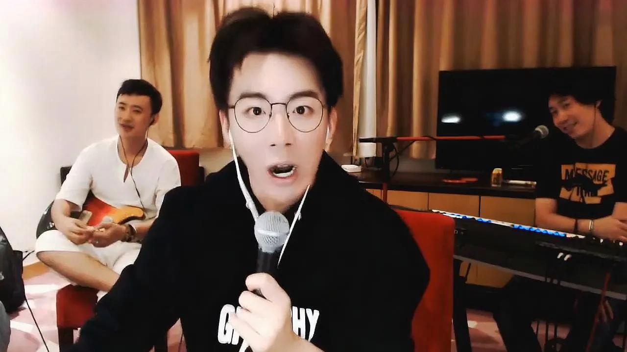 2014年与吉他手阿卓和键盘手大飞组建了摩登兄弟乐队,并担任主唱,开始