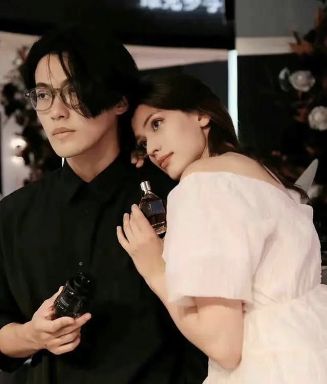 当天下午,仲尼和卡琳娜在巴图贝利格利格海滩上游泳