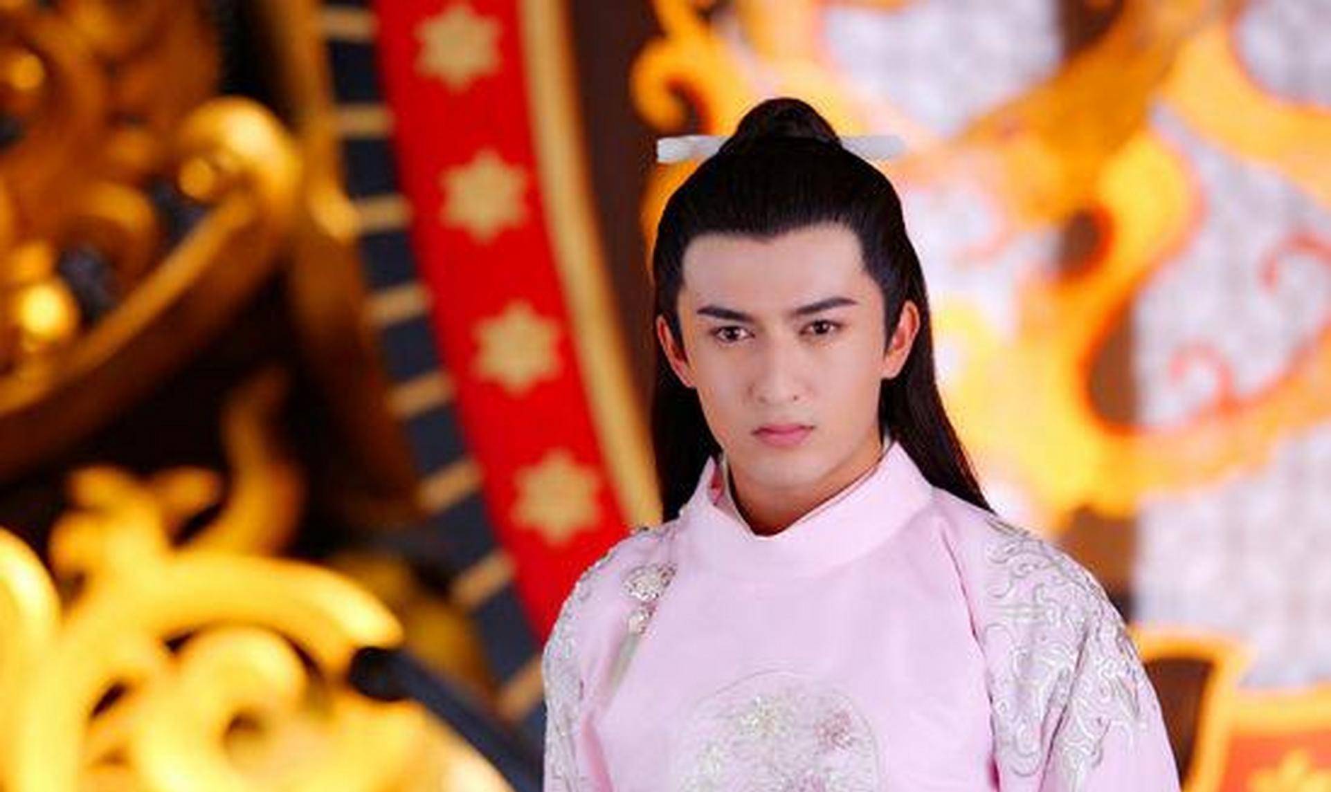 权势震惊天下,就连武家的人也抢着上门巴结,称张易之为"五郎",张昌宗