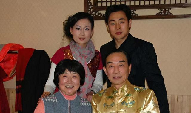 他22岁就火遍全国,退休后去了美国当众演唱:打败美帝野心狼_宋玉庆