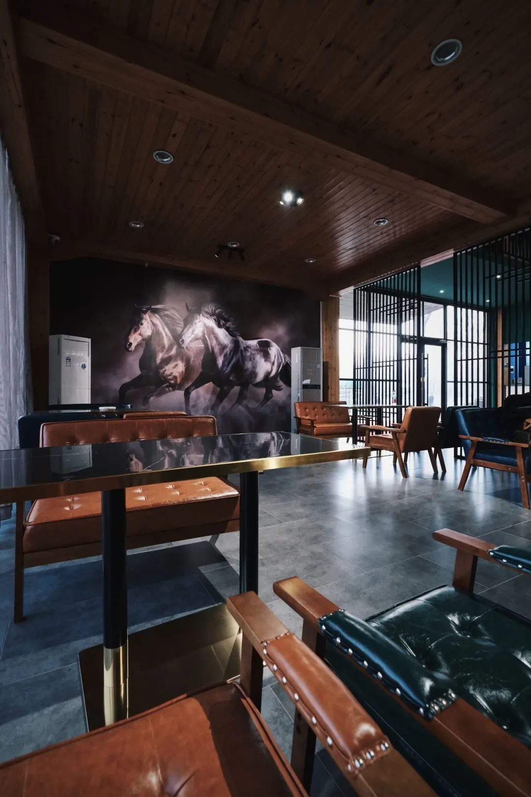 俱乐部会所设有专业马术用品超市,室内咖啡厅,开放式咖啡厅(可练习)