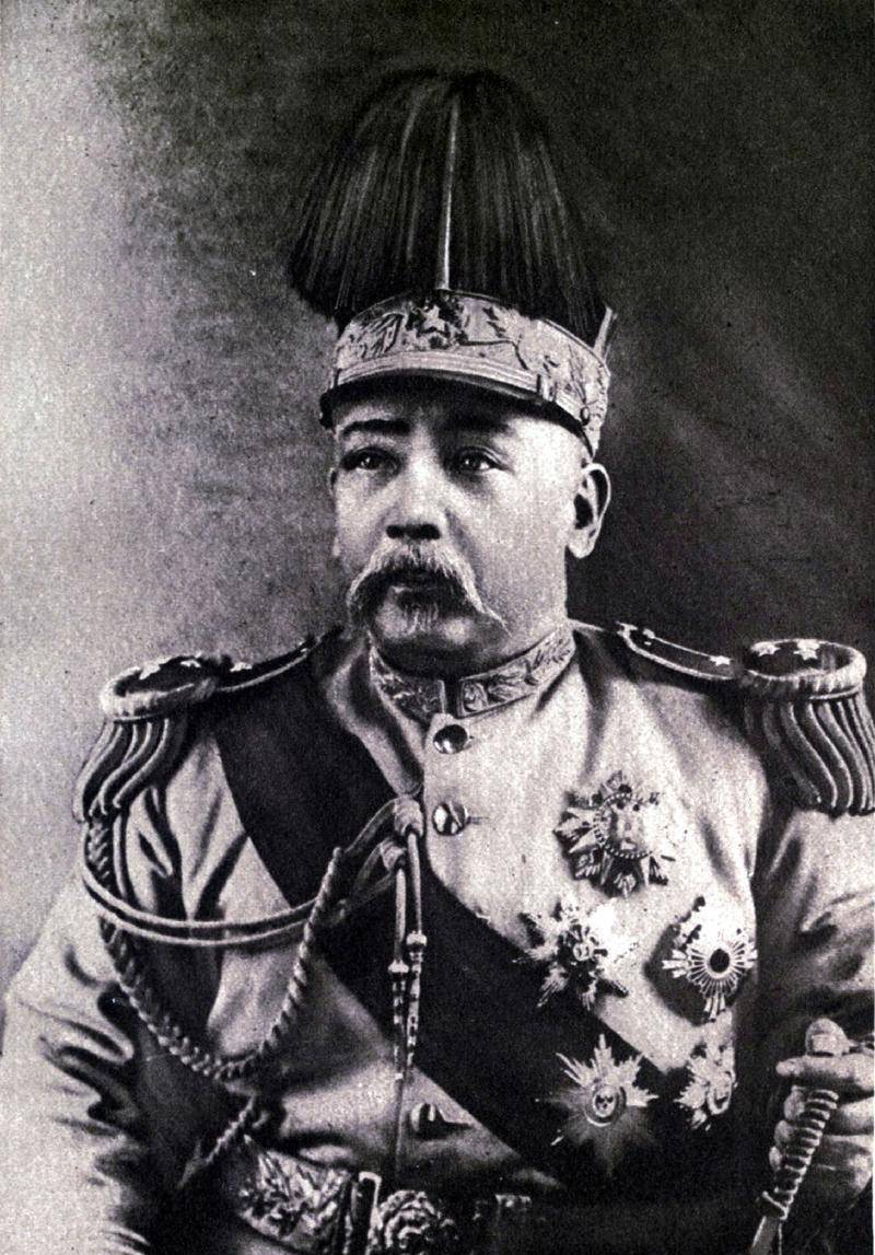 袁世凯1915年袁世凯想要复辟帝制,在共和国里做皇帝,此举无疑背离了