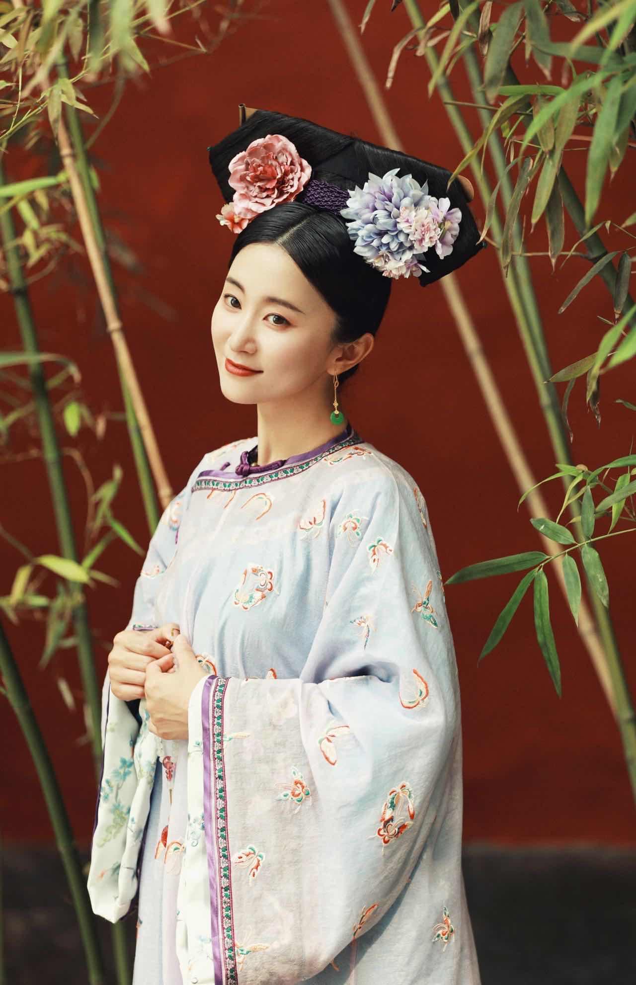 赵秦清朝纱衣造型写真释出 尽显大家闺秀气质_古装_鲜花_举手投足