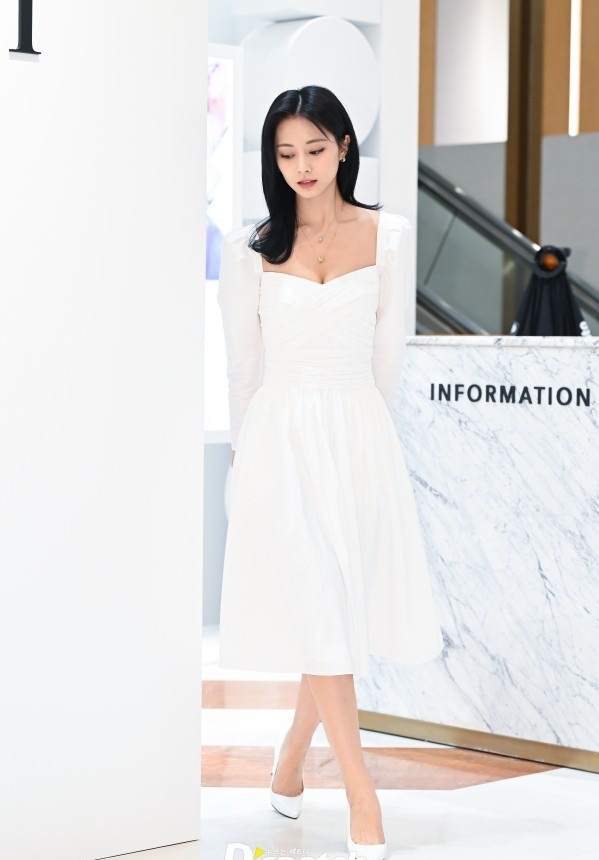 全球最美面孔的周子瑜白色长裙参加活动,身材曼妙,肌肤白皙细腻_发展