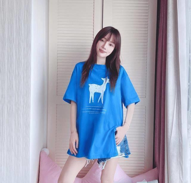 作为时尚达人,李小璐将其与短款七分短裤搭配,打造出无内衣的效果