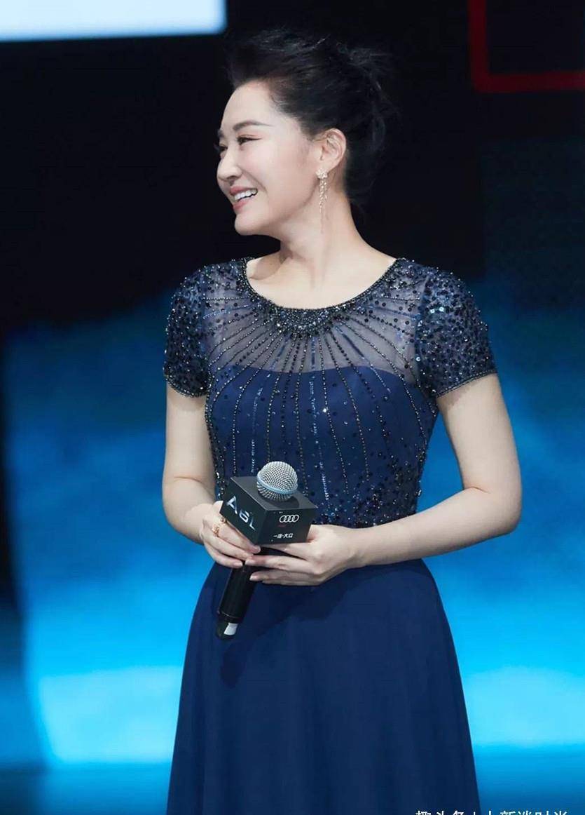 许晴51岁了还这么开放,穿薄纱裙秀身材,弯身下腰还要用手遮_连衣裙