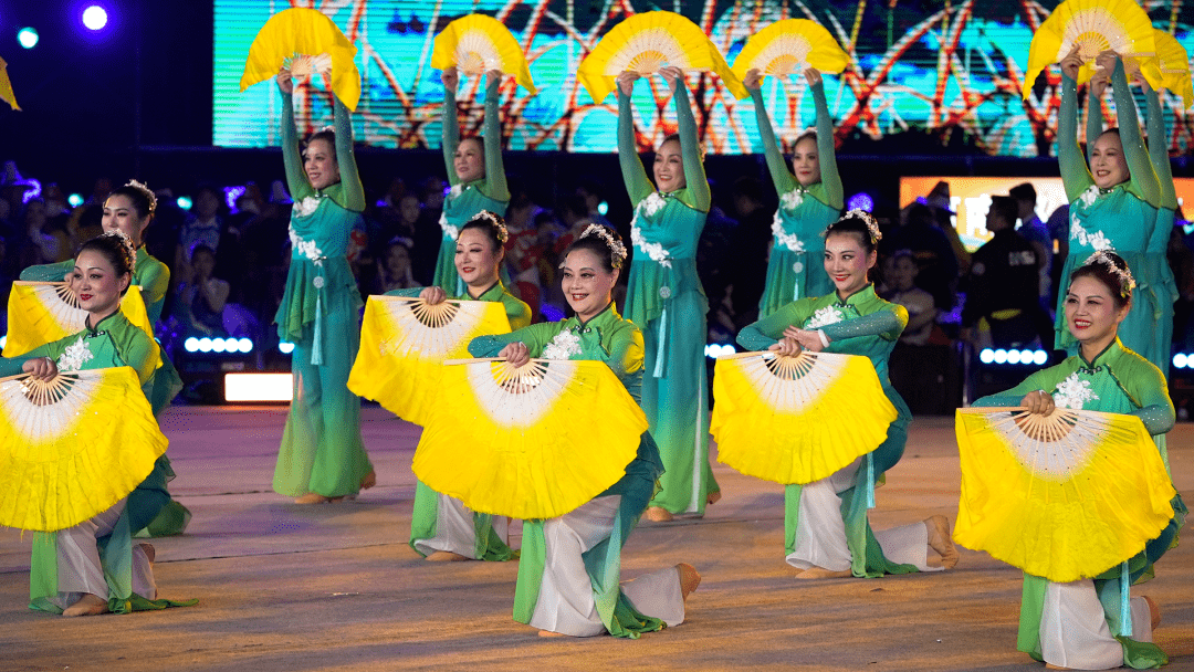 增添大气与洒脱大量的队形变换民间舞步融入十字步,秧歌步等以扬州