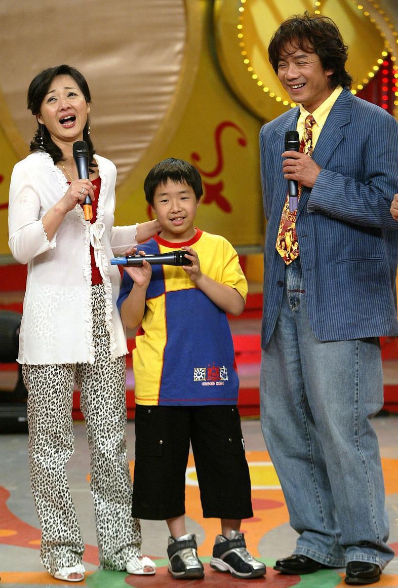 鲍正芳同样如此,歌手出道的她,凭借甜美的歌喉打开了知名度,成了台第