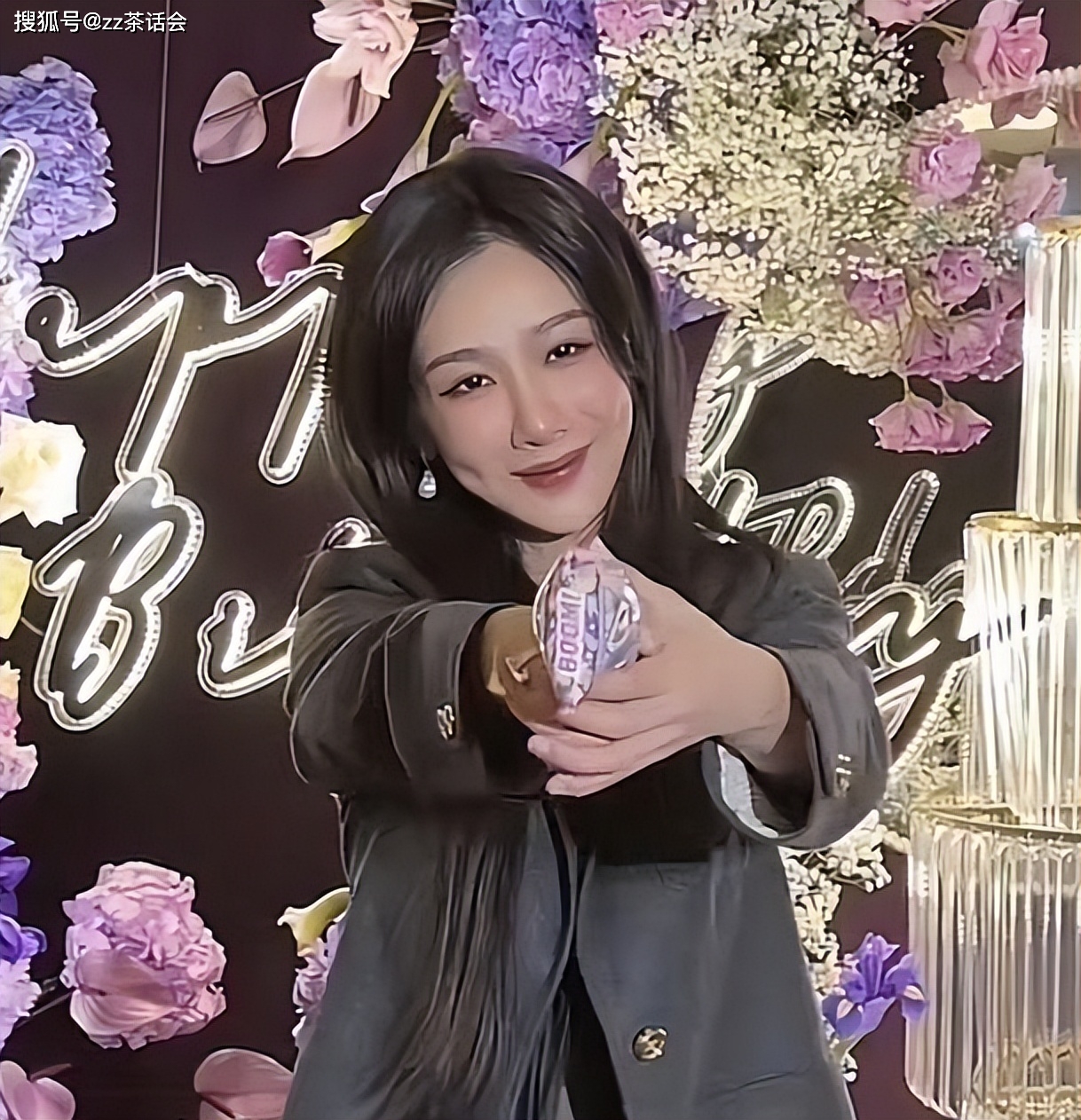 杨紫被质疑整容,晒庆生照模样大变,满脸通红,脸肿僵硬不自然_影响