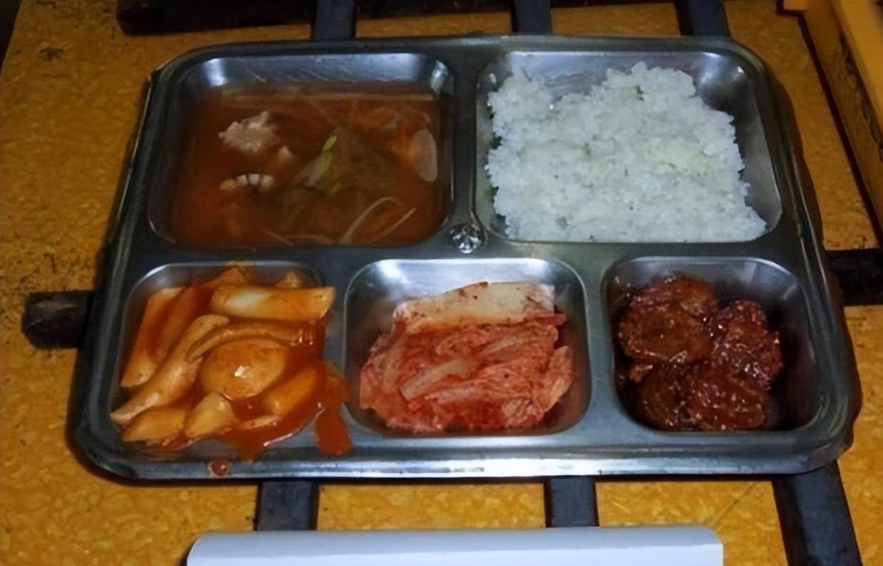 (韩国监狱伙食)菜谱每个月更新一次,周一到周日每天都有所变化,然后