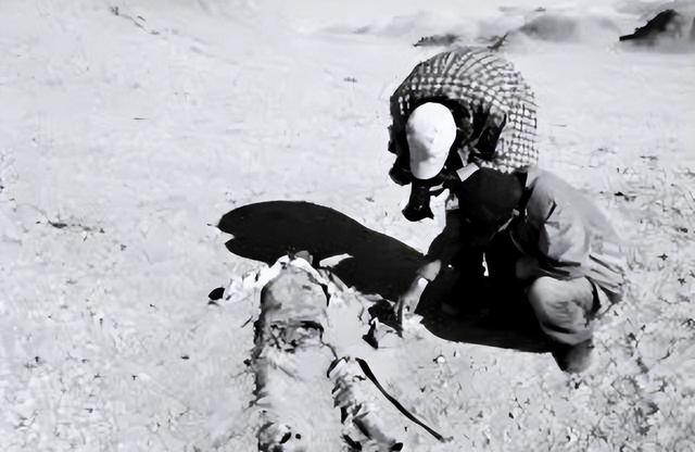 罗布泊惊现一具干尸,经调查发现竟是失踪多年的我军战士_李中华_探险