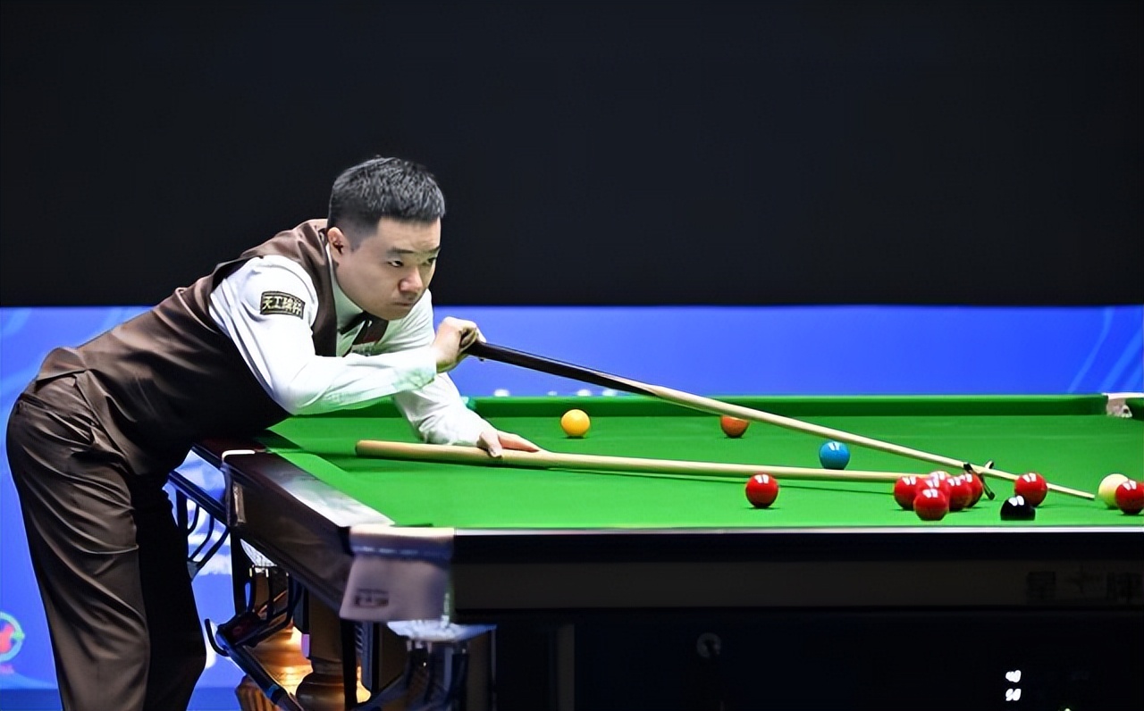 惹争议,丁俊晖比赛中怒摔球杆,解说员发出灵魂感叹_斯诺克_庞俊旭