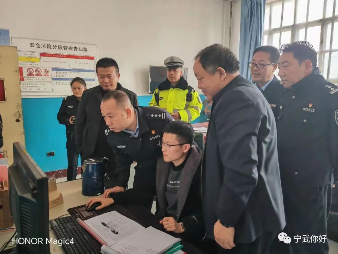 11 月 7 日,宁武县公安局交警大队大队长王利军,副大队长郝国斌,会同