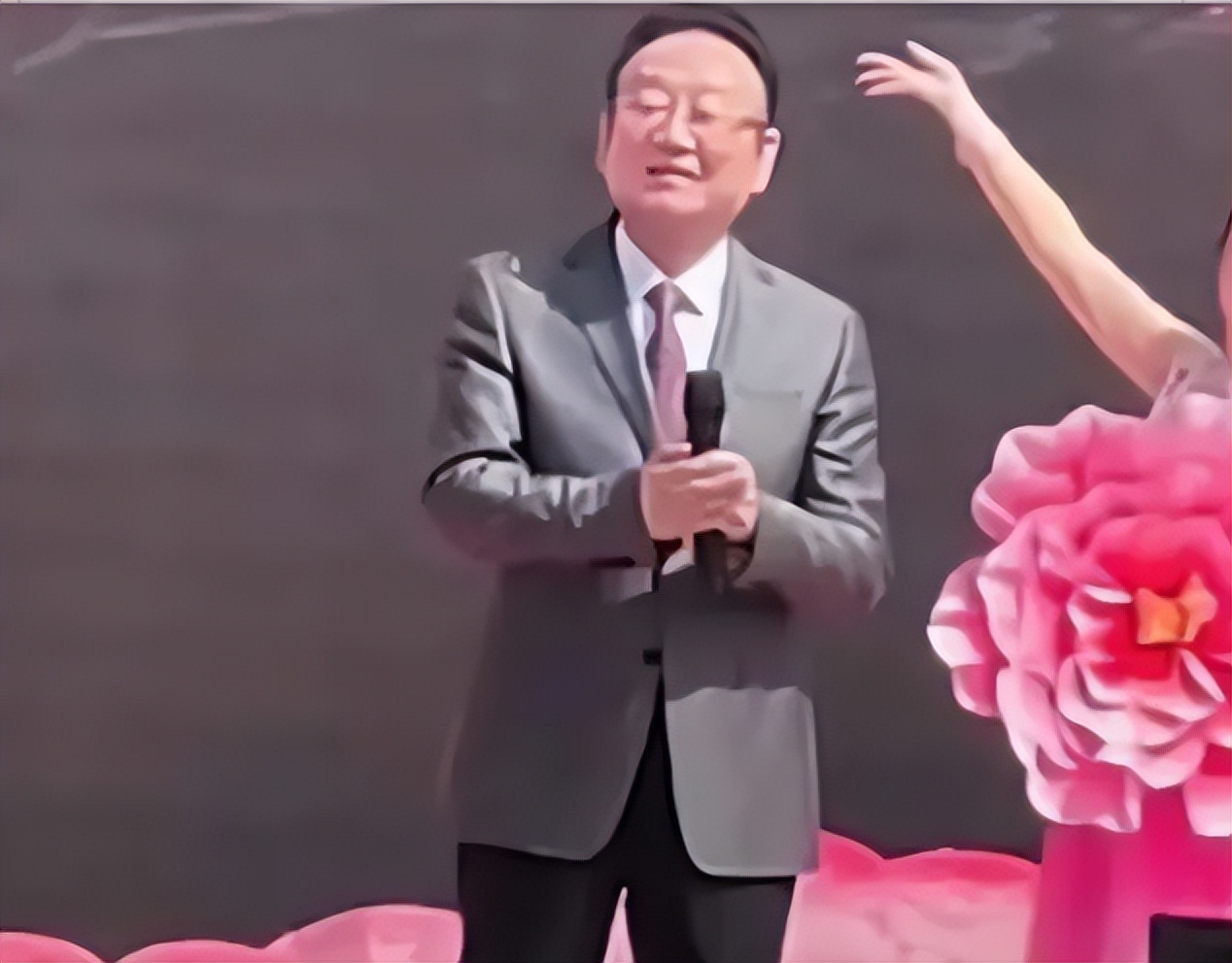 曝！著名歌唱家蒋大为宁波演出被市民嘲讽，牌子上写“滚出中国”  第4张