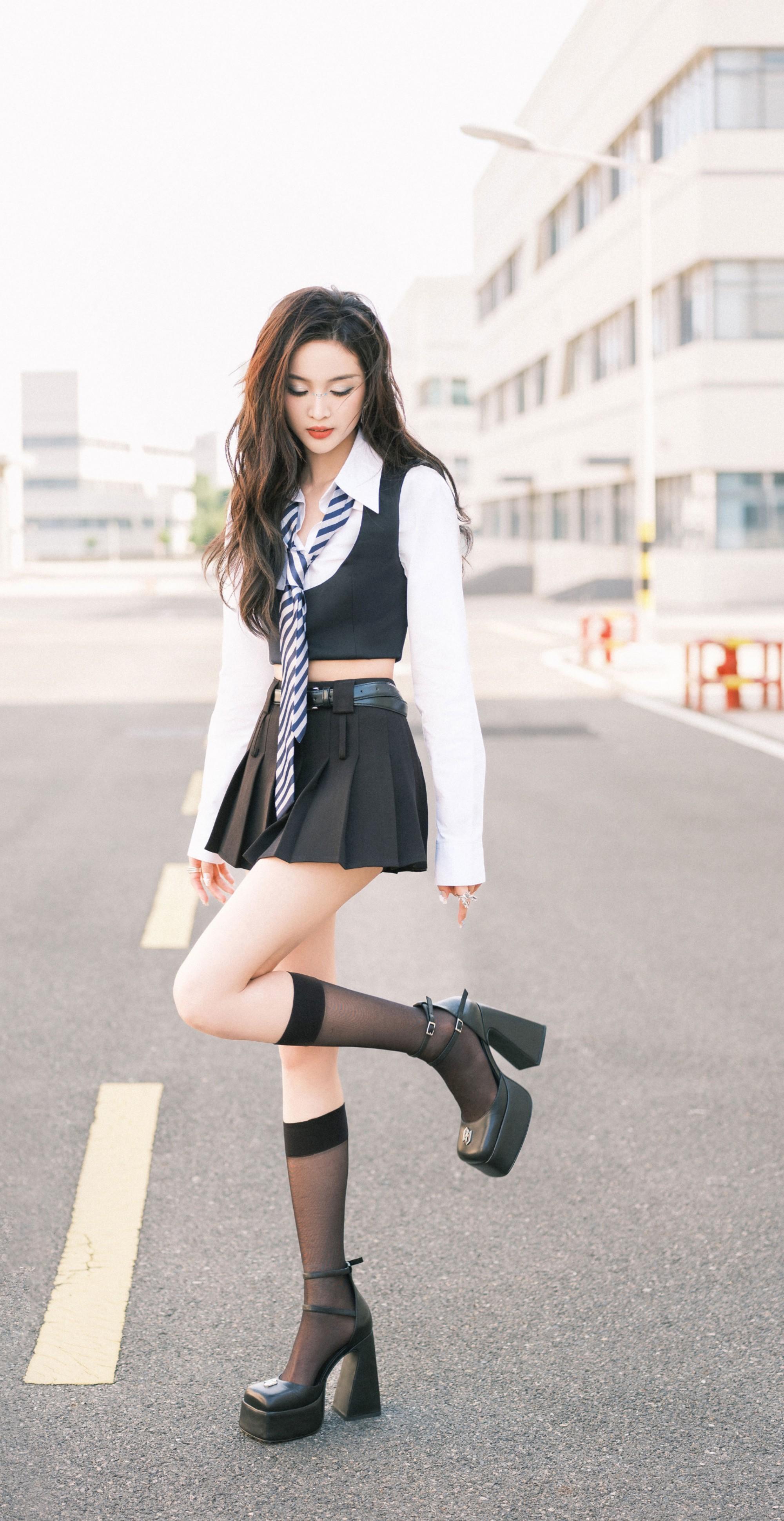 吴宣仪清新穿搭,白衬衫搭配黑裙,满满夏日甜美气息