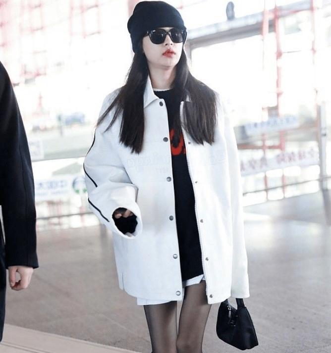 身穿黑色紧身裤,搭配白色职业夹克,孙怡展现了真正的墨镜风格!