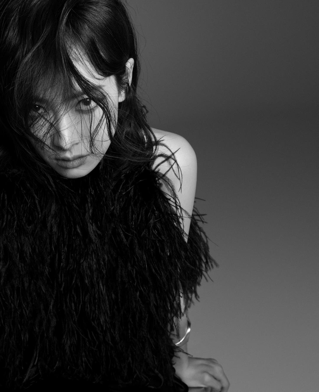 宋茜最新杂志封面,黑色抹胸绑带,秀出姣好身材_大片_线条_明星