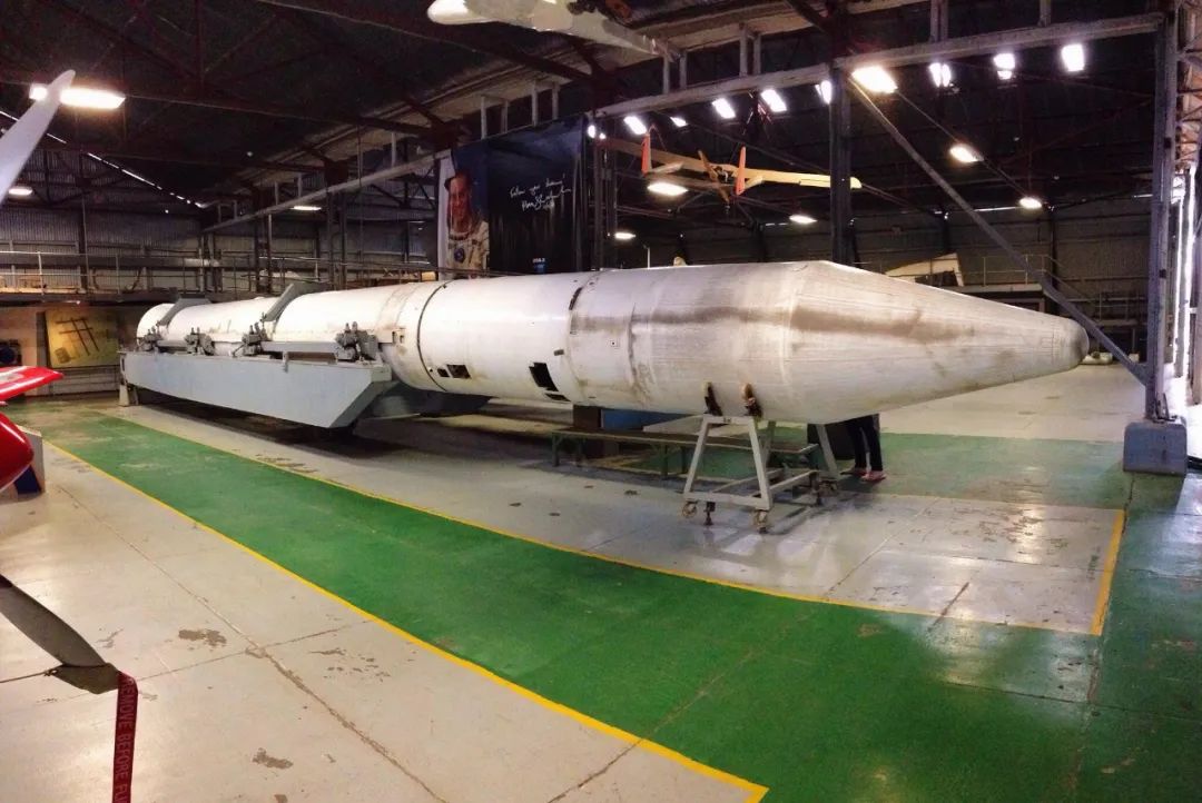 是以地表强固洞库部署的弹道导弹为主,以战斗机和潜艇为代表的空基