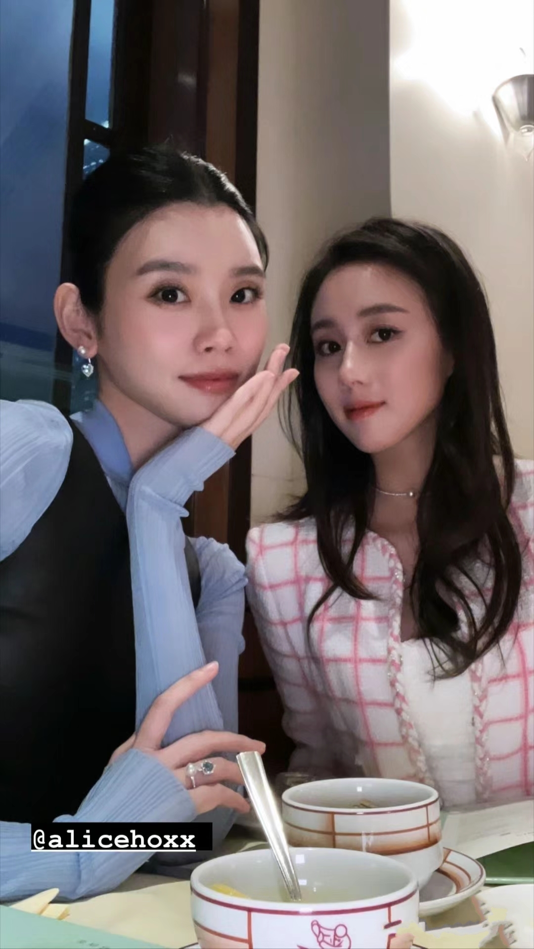 何超欣新造型曝光,鼻子和眼睛不输奚梦瑶,外甥女何锶珩稳居c位_何超凤