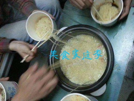 学校宿舍里才有的4种小吃，第3种看哭了，你一定也没少这样吃过！(图1)