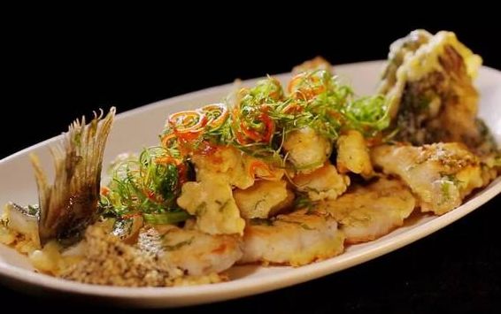 广东美食香滑鲈鱼球,色泽素雅,鱼肉滑嫩_口感_调料_加入适量