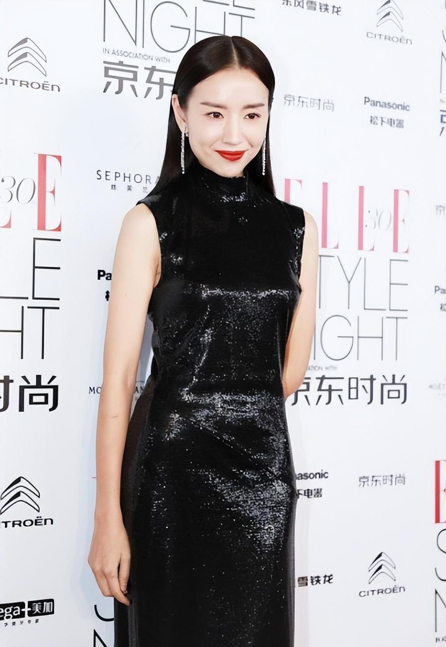 董洁惊艳亮相,黑色抹胸连体裤散发着性感与优雅_网友_时尚_魅力