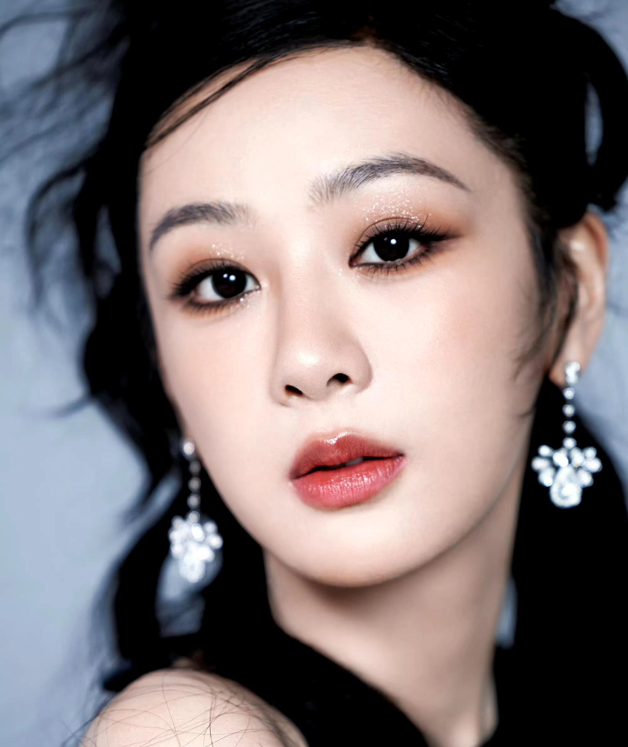 杨紫一改造型,身穿黑色挂脖连衣裙搭配烟熏妆,个性十足的辣妹风!