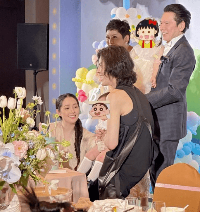 向华强与孙女亲密互动,向太直播带货风光无限,一家人幸福美满_小奶