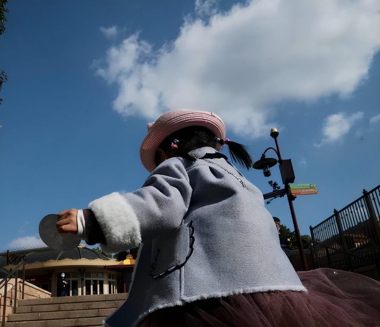 虽然她平时不怎么秀自己的孕肚,但翻看万茜的社交账号,还是有一些她和