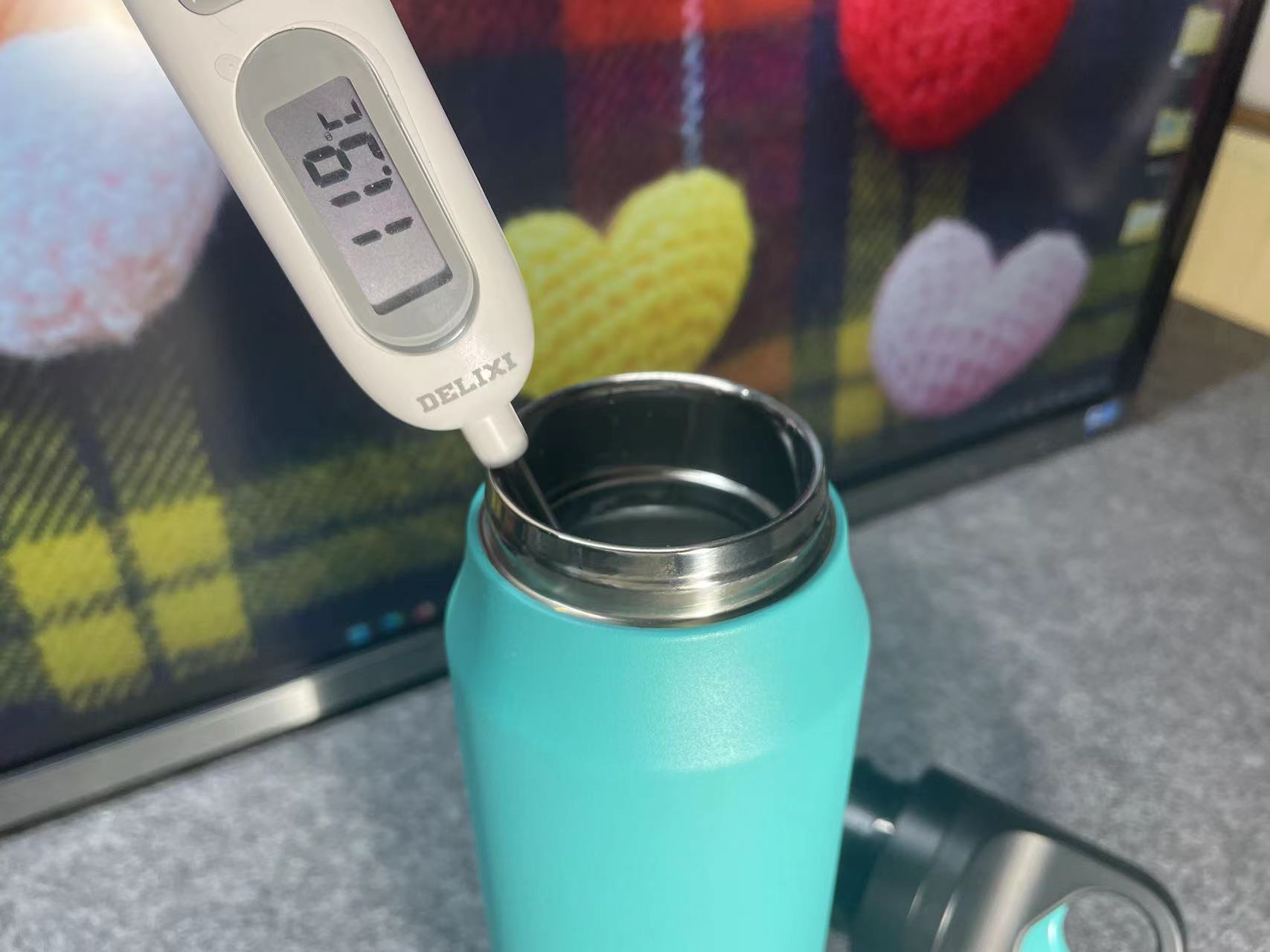 迈着六亲不认的步伐,抢走老爹的水杯。