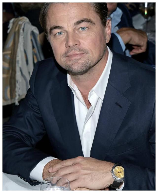 莱昂纳多与超模女友共度万圣节亲密相拥,女方举止豪放引热议_爱丽丝_