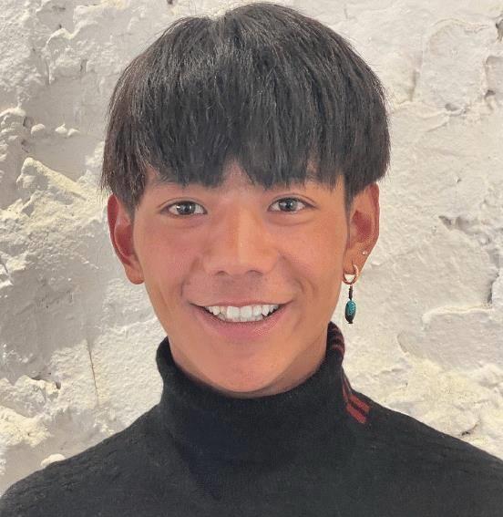 虽然笑起来的时候脸上会出现皱纹,但是这些皱纹丝毫不影响他帅气的