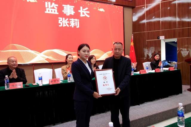 现场新当选执行会长授牌现场新当选会长沈国伟授牌现场第二阶段会议上