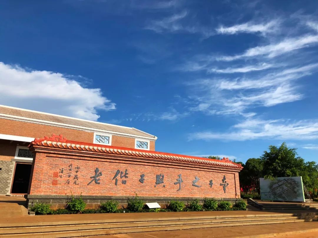 天工院,诗歌与人雕塑园等10多个景点,并与村内的足荣森林公园,昌公