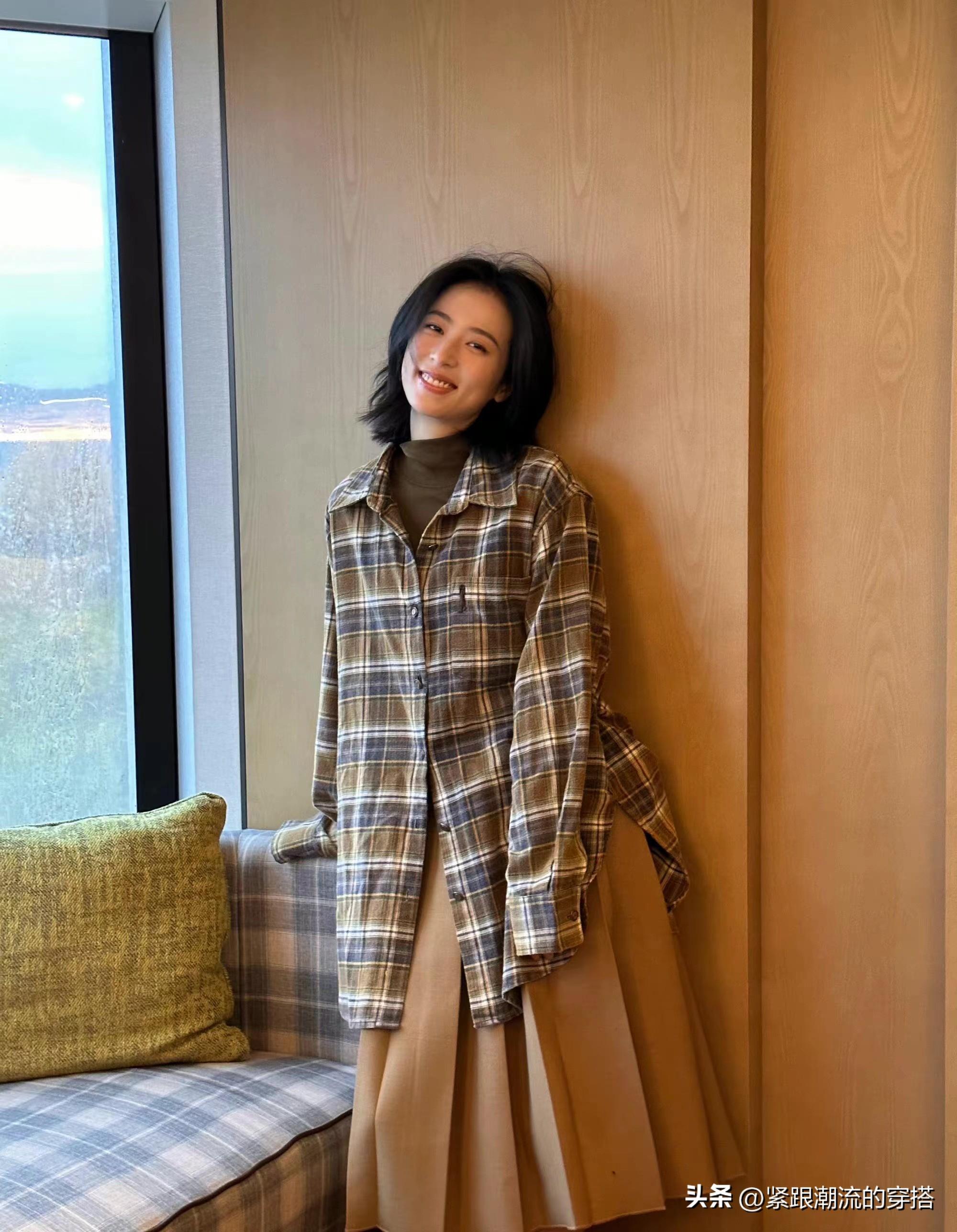 吴磊为周雨彤涂口红,画面好甜,奶白色卫衣cp感十足_节目_时尚_黑色