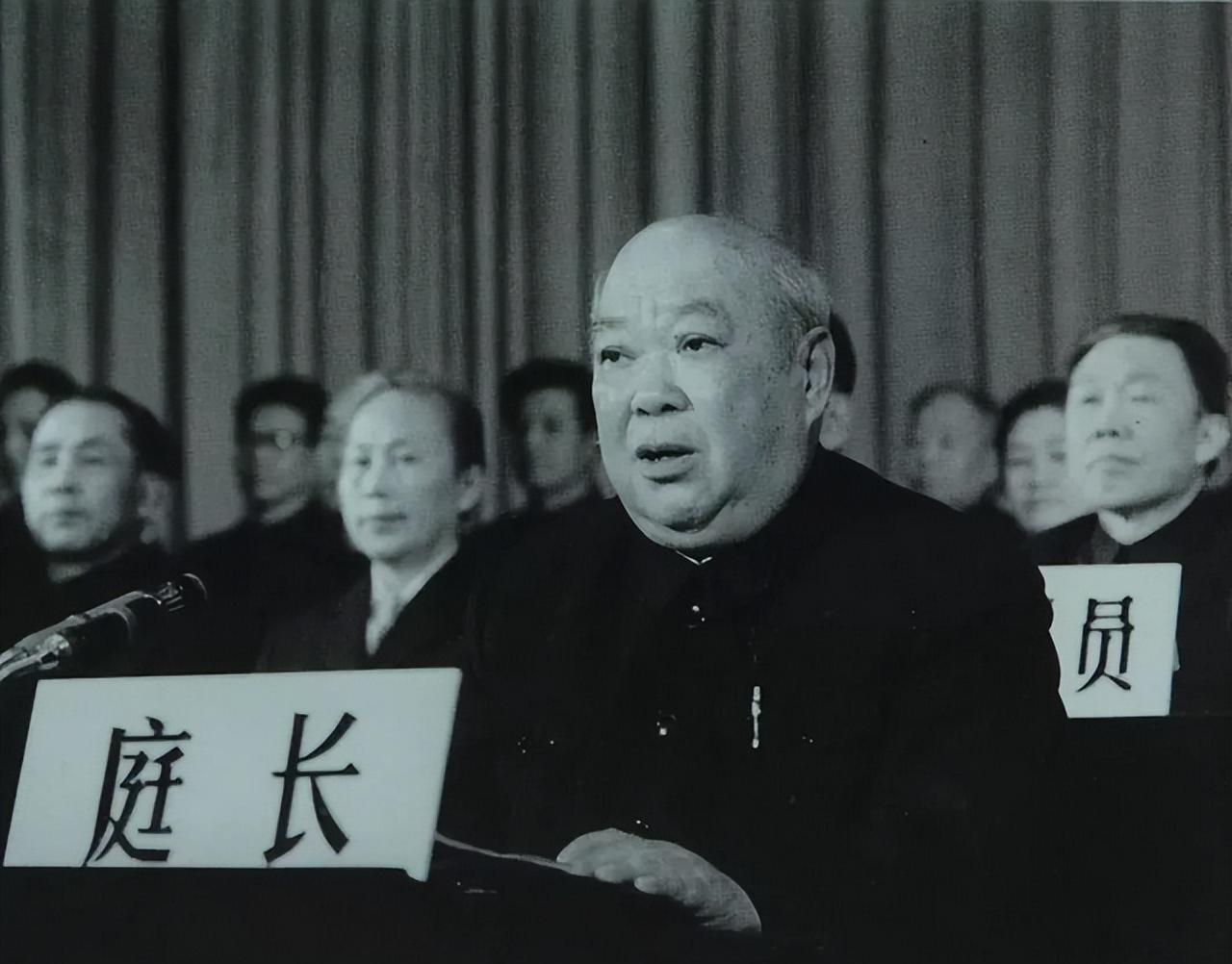 1967年,江华妻子含冤离世,十三年后,他站在法庭上审判罪魁祸首_吴仲廉