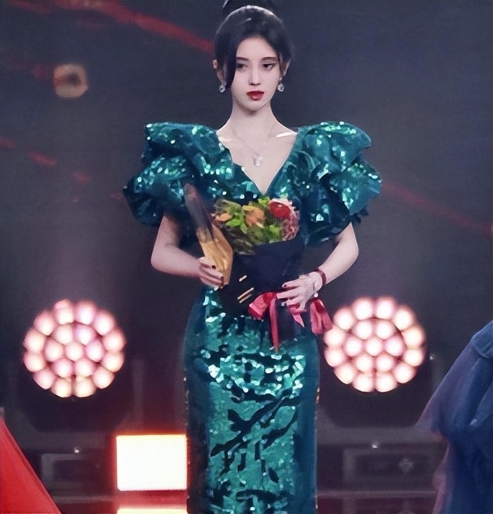 让明星破费红毯:关晓彤弄脏6位数礼服,吴宣仪高定被鞠婧祎洒水_裙摆