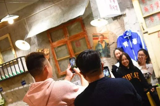 小卖部、歌舞厅！昆明80年代调调的店，簸箕火锅菜价回到解放前(图1)