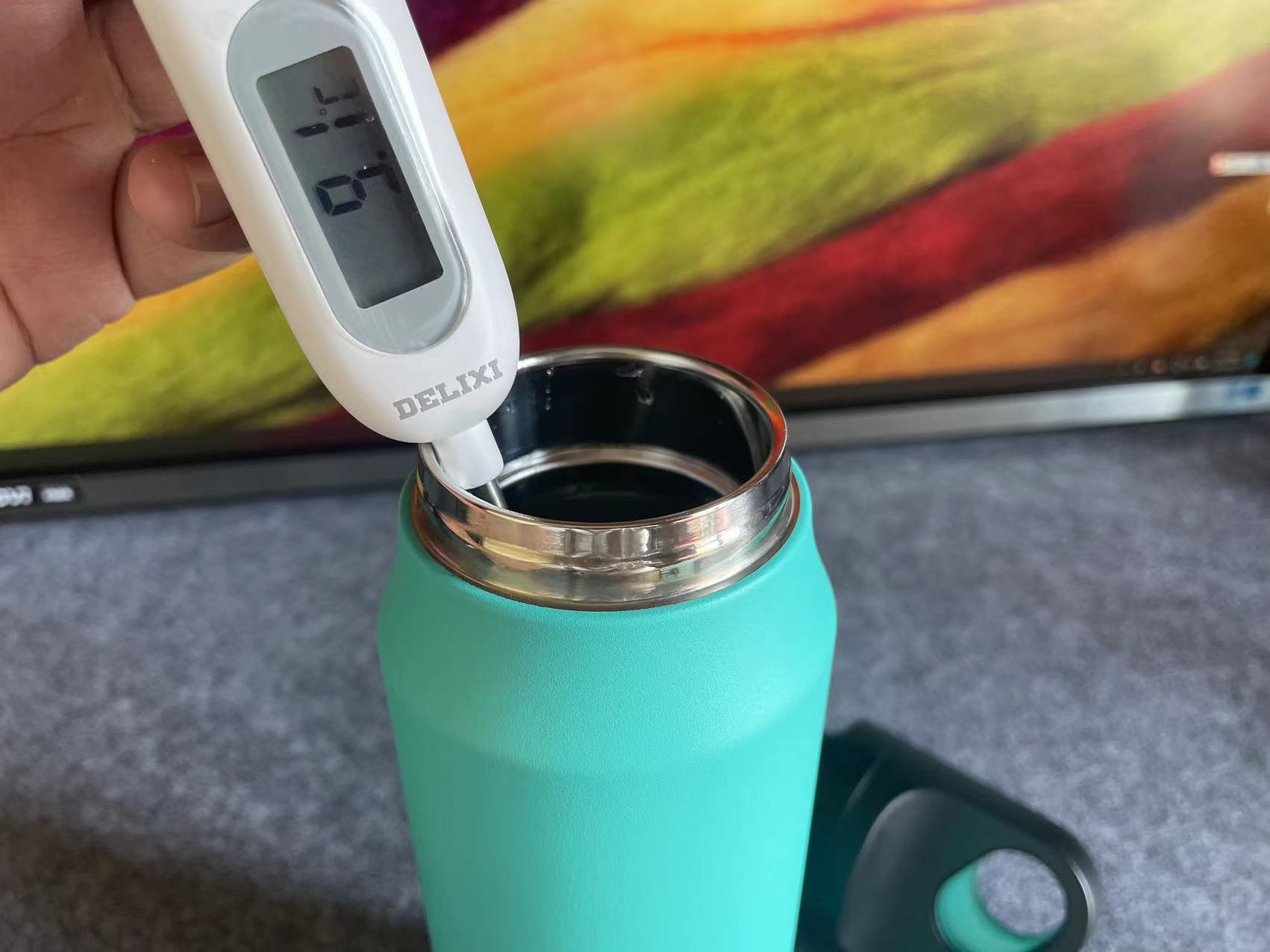 迈着六亲不认的步伐,抢走老爹的水杯。