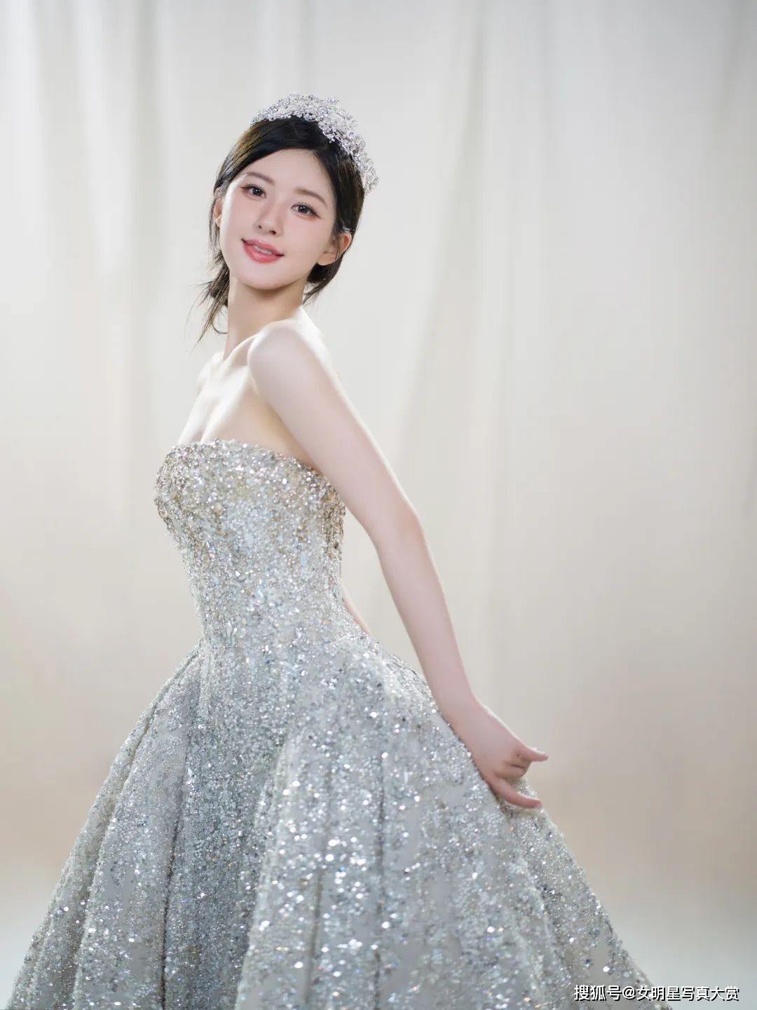 【赵露思写真美图】银色碎钻公主裙,高贵甜美,成都生日见面会_表演