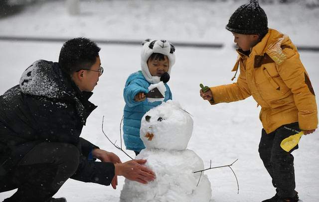 堆雪人真实的图片图片