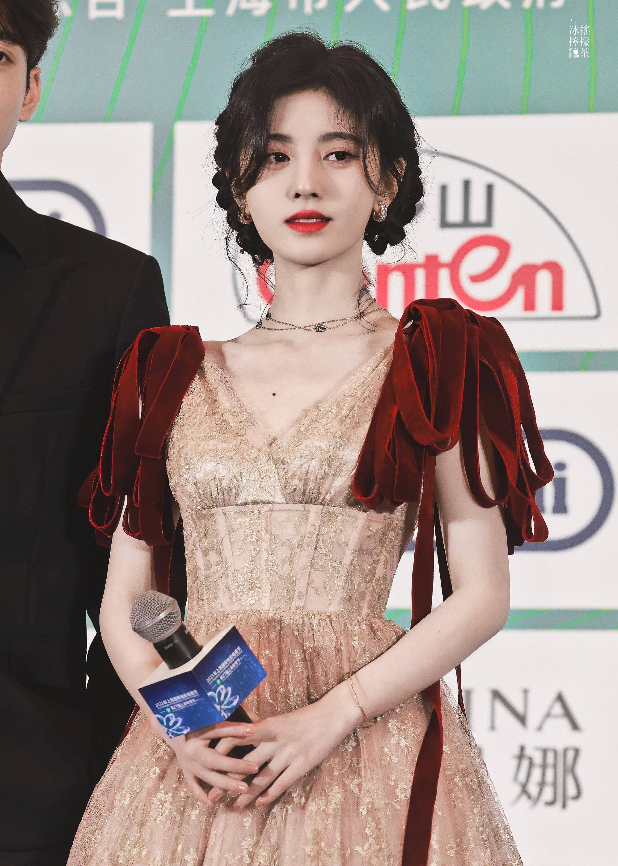 白玉兰颁奖典礼活动现场明星状态,鞠婧祎倪妮造型惊艳,谭松韵曾舜晞