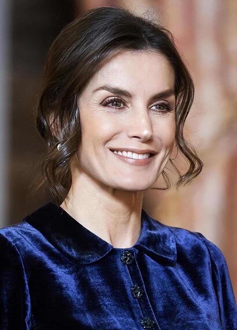 西班牙女王确实美出了新高度!蓝色天鹅绒拖地长裙太美了,气质